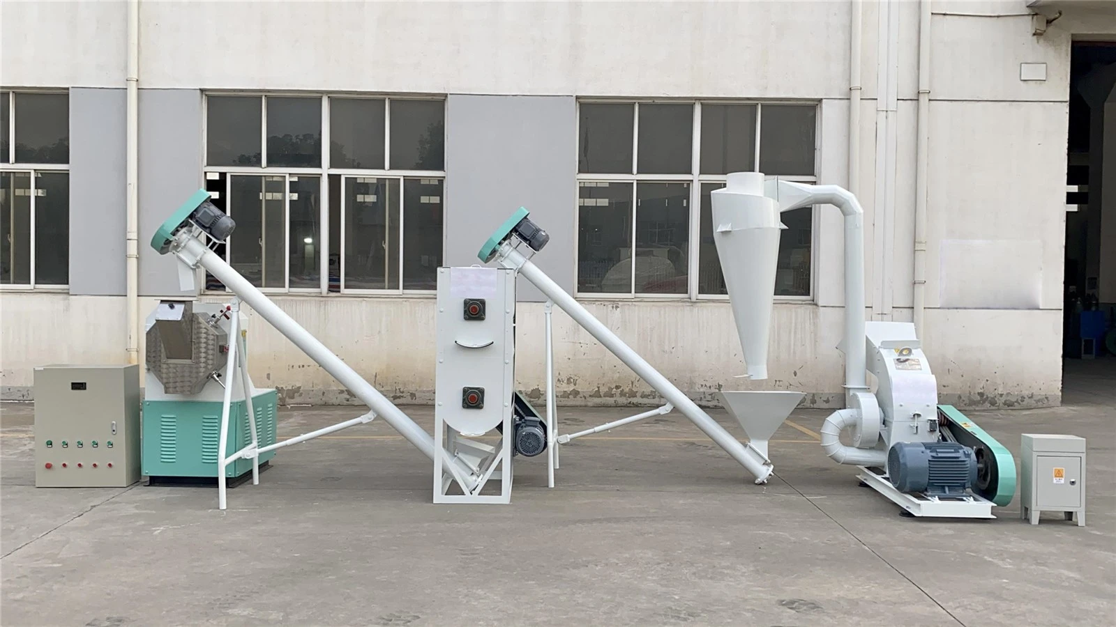Small scale pellet mill